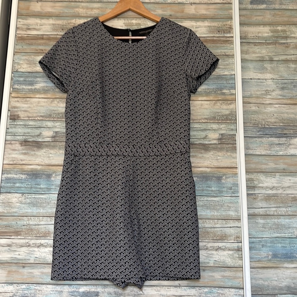 Size 6 Gorgeous Banana Republic rompers in black and white print with pocket